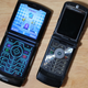 A la izquierda, el nuevo Moto Razr con el “Modo Retro” activado. A la derecha, el clásico Razr original.